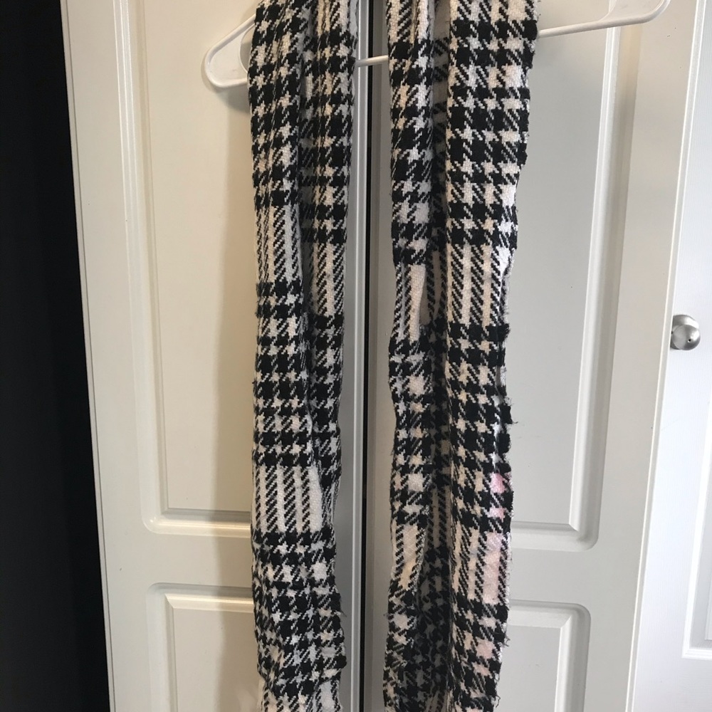 Banana Republic scarf, a luxury for Spring and autumn, very comfortable to wear.